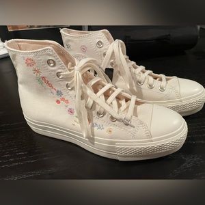 Women’s size 8.5 converse. (Men’s size 7)